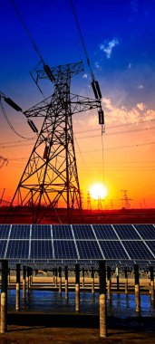 Güneş panelleri ve elektrik kuleleri, güç ekipmanları, günbatımında