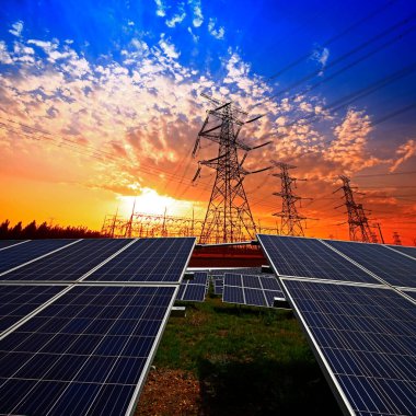 Güneş panelleri ve elektrik kuleleri, güç ekipmanları, günbatımında
