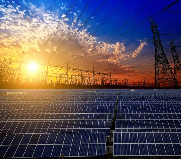 Güneş panelleri ve elektrik kuleleri, güç ekipmanları, günbatımında