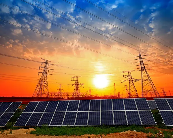 Güneş panelleri ve elektrik kuleleri, güç ekipmanları, günbatımında