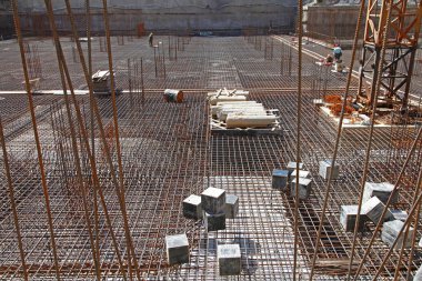 Beton pourin için takviye metal çerçeve yapma şantiye işçi