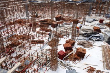 Beton pourin için takviye metal çerçeve yapma şantiye işçi