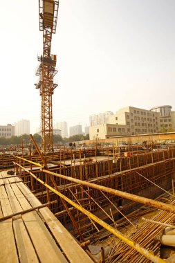 İnşaat alanında beton döşeme için takviye metal iskeleti yapan işçiler