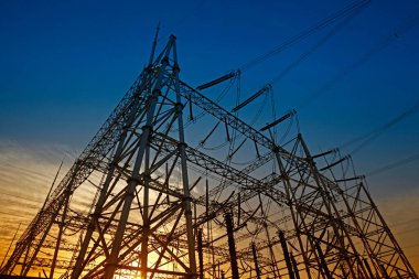 Yüksek voltajlı elektrik kulesi hattı 