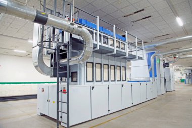 Atölyede dönen değirmen ekipmanları 