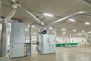 Atölyede dönen değirmen ekipmanları 