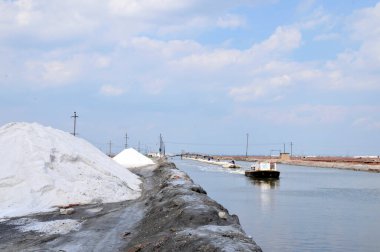Tuz tarlasında eski mekanik ekipmanlar