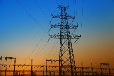 Yüksek voltajlı elektrik kulesi hattı