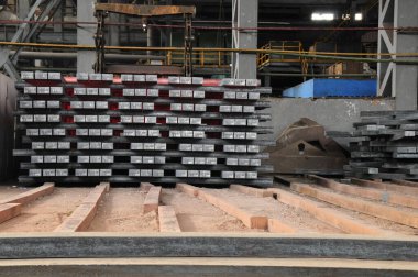 Çelik fabrikasının üretim hattında sıcak çelik 