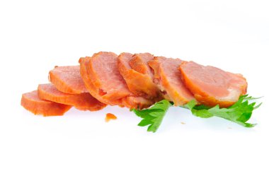 Beyaz arka planda izole edilmiş tütsülenmiş et