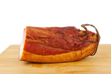 Beyaz arka planda taze pastırma.