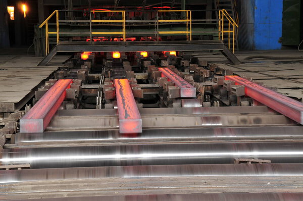 Линия производства горячей стали в цехе сталелитейного завода 