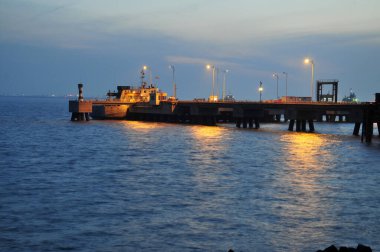 Akşamları bir iskele. 