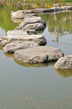 Suda sessiz bir bayrak. 