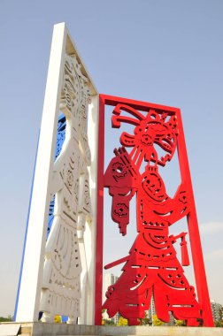 Gölgeler arka planda mavi gökyüzü oynar