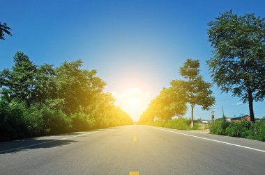 Geniş yollar ve mavi gökyüzü 