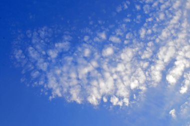 Mavi gökyüzü ve beyaz bulutlar 