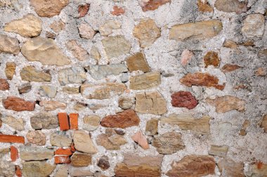 Taşın inşa ettiği eski duvarlar arka plan görevi görüyor.