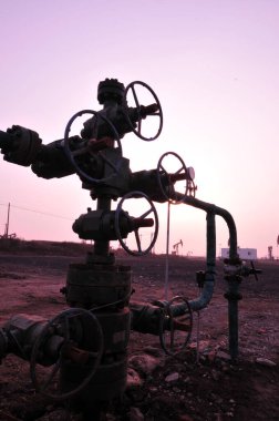 Petrol sondaj boruları ve vanalar. 