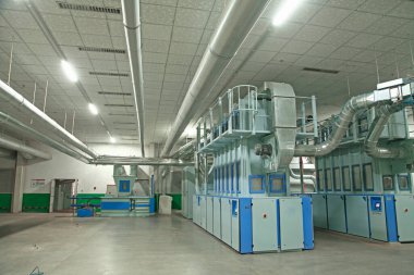 Atölyede dönen değirmen ekipmanları 