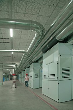 Atölyede dönen değirmen ekipmanları 