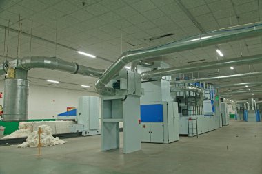 Atölyede dönen değirmen ekipmanları 