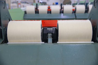 Pamuk grubu üretim bandı fabrikasında, çok temiz ve düzenli.