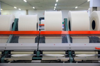 Pamuk grubu üretim bandı fabrikasında, çok temiz ve düzenli.