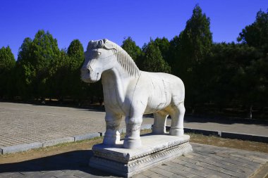 Taşın üzerindeki eski bir süs. Yakın plan dikişsiz doku. Taş dokusu. Taştaki desen. Kabartmalı desen.