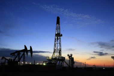 Bu güzel gecede petrol sondaj platformu