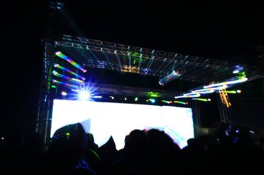 Karanlık, bulanık şekildeki sahne aydınlatma efekti 