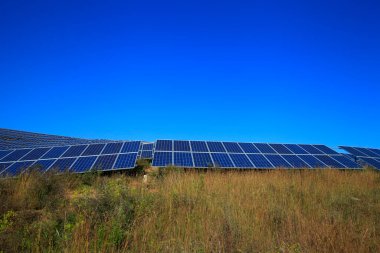 Tepelerdeki güneş panelleri enerji tasarrufu yapar