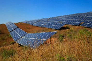 Tepelerdeki güneş panelleri enerji tasarrufu yapar