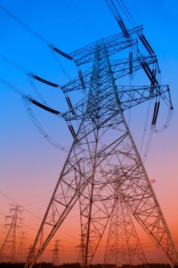 Gün batımında elektrik enerjisi akımı