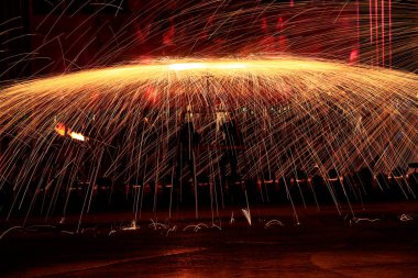 Erimiş çelikten kıvılcımlar,