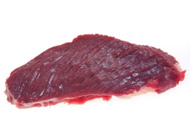 Beyaz arka planda çiğ sığır eti