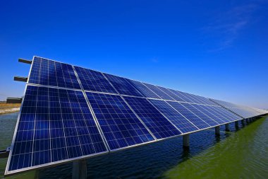 Su üzerindeki güneş panelleri