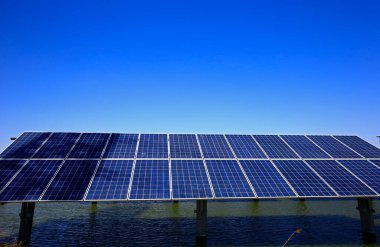 Su üzerindeki güneş panelleri