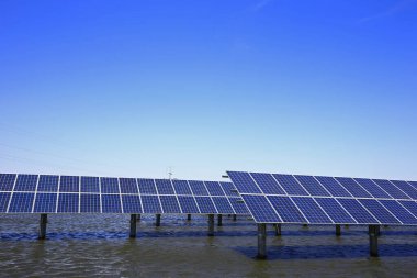 Su üzerindeki güneş panelleri