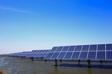 Su üzerindeki güneş panelleri
