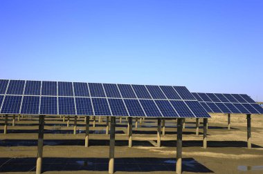 Su üzerindeki güneş panelleri