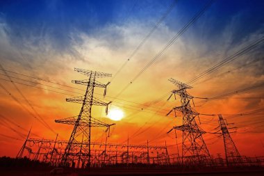 Elektrik kulesi, gün batımında siluet.