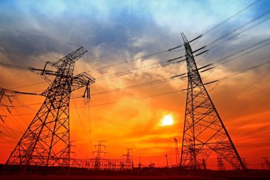 Elektrik kulesi, gün batımında siluet.