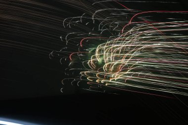 Havai fişekler, karanlıkta ışık, soyut arka plan.