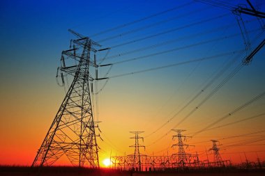 Pylon, yüksek voltajlı kule gökyüzü arka planı.