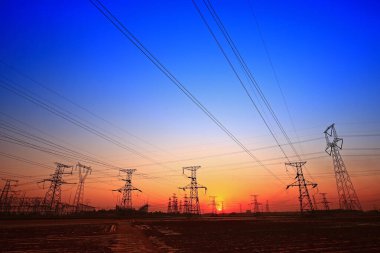 Gün batımında elektrik kulesi.