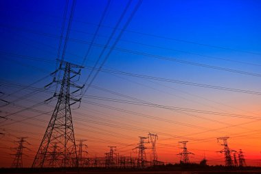 Gün batımında elektrik kulesi.