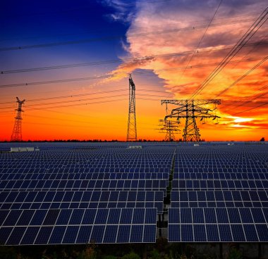 Güneş panelleri ve pilonlar