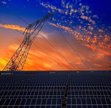 Güneş panelleri ve pilonlar