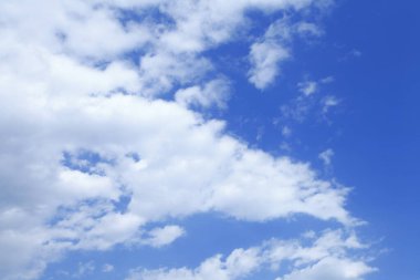 Mavi gökyüzü ve beyaz bulutlar 